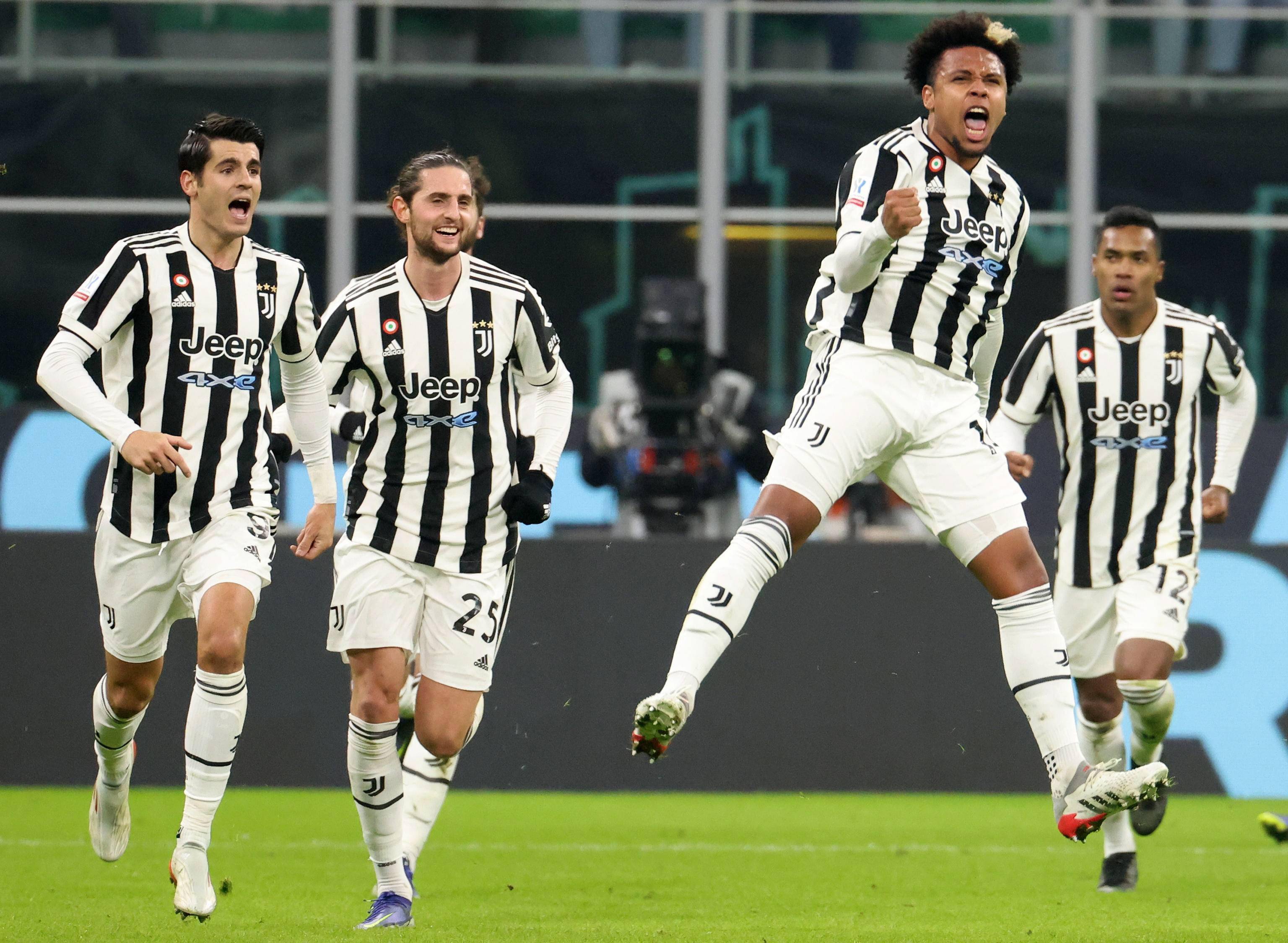 足协杯赛前举办垫场赛，张凌峰等四名成年球员对阵五十名小球员