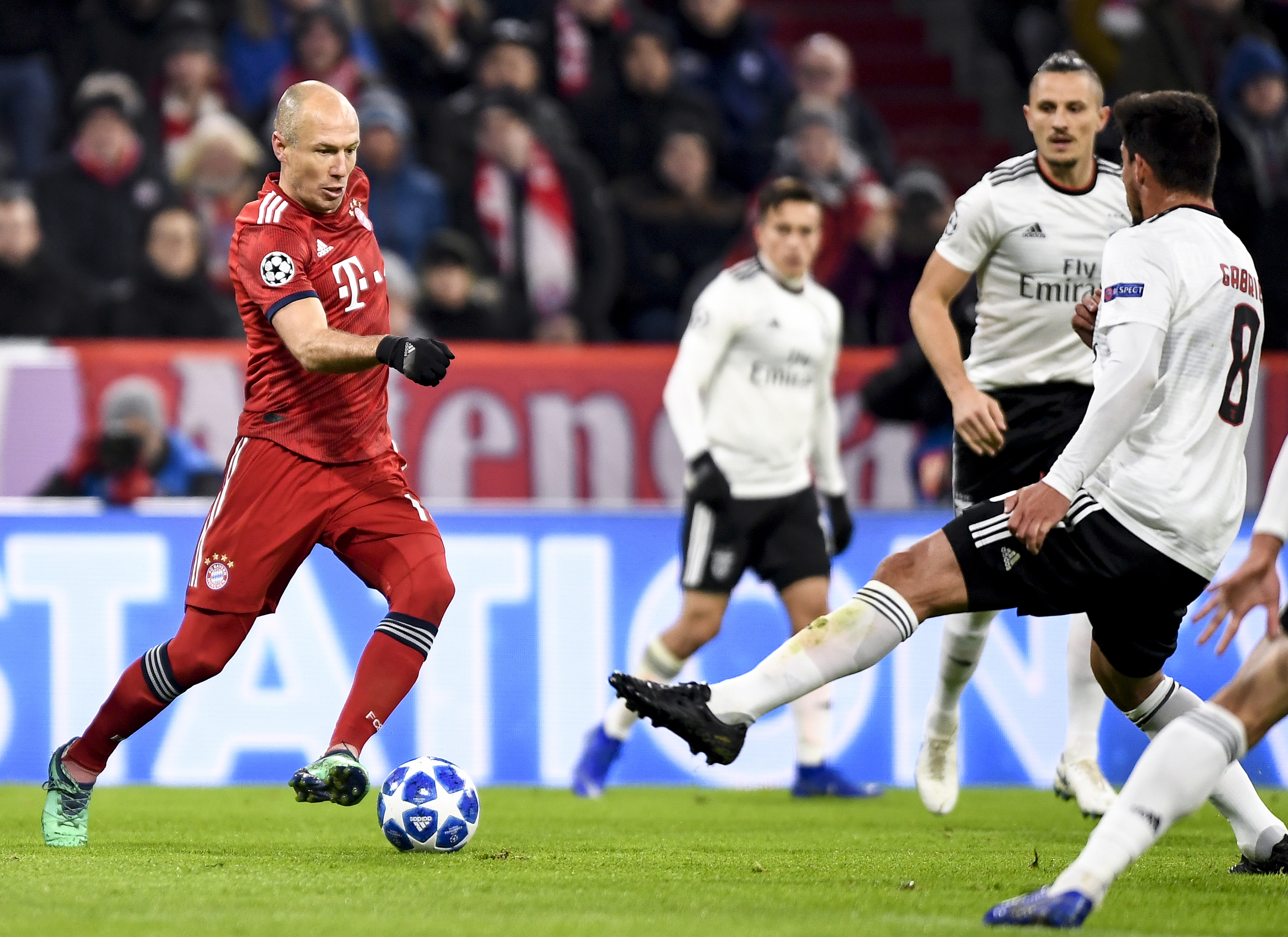 亚马尔送制胜助攻后染黄，无缘下一轮对阵布拉格斯拉维亚的欧冠