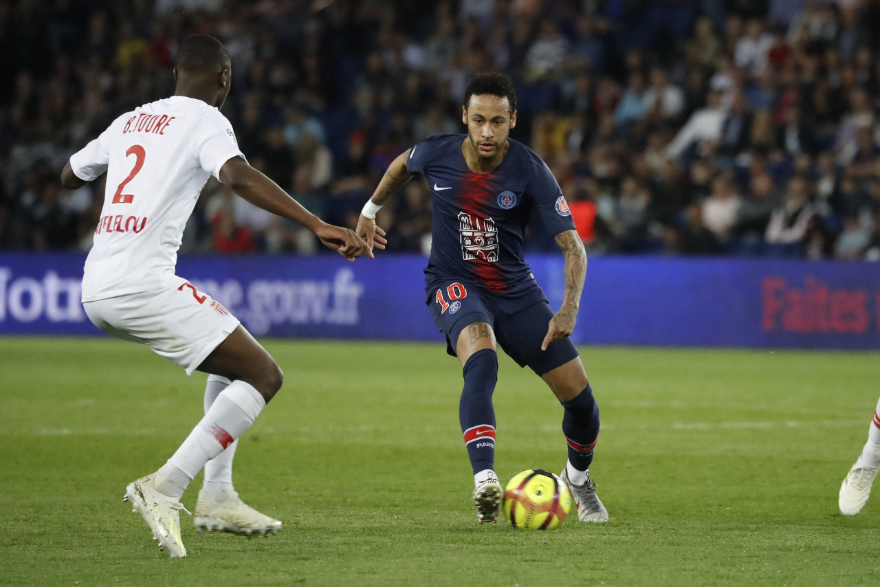 曼联、利物浦近五轮各1胜，英超积分榜曼联积22分，领先利物浦。