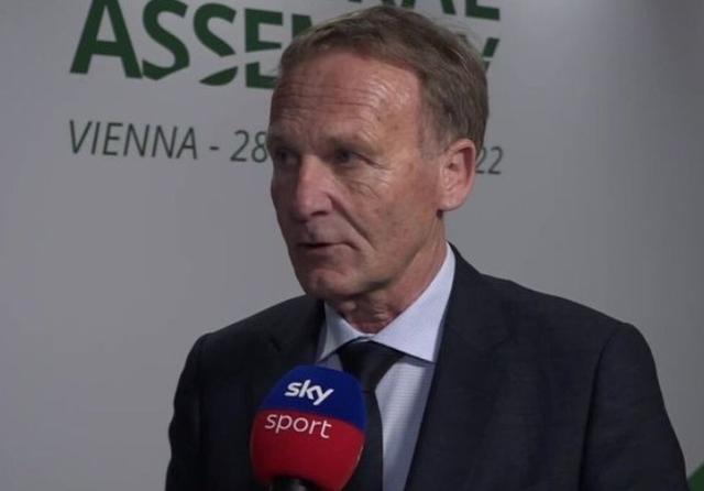 曼联客场不败创英超最长纪录，B费贡献2球1助攻，但防守漏洞明显，积分排名靠后。