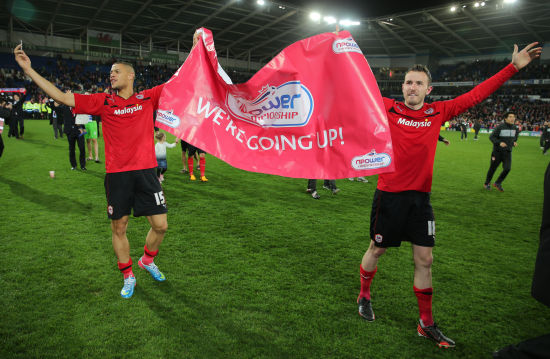 男子下棋时吸烟不慎引燃衣物