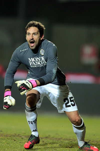 热火140-123大胜快船，五连败，战绩升至东部第三，快船深陷西部末位，进攻依赖球星，防守漏洞明显。