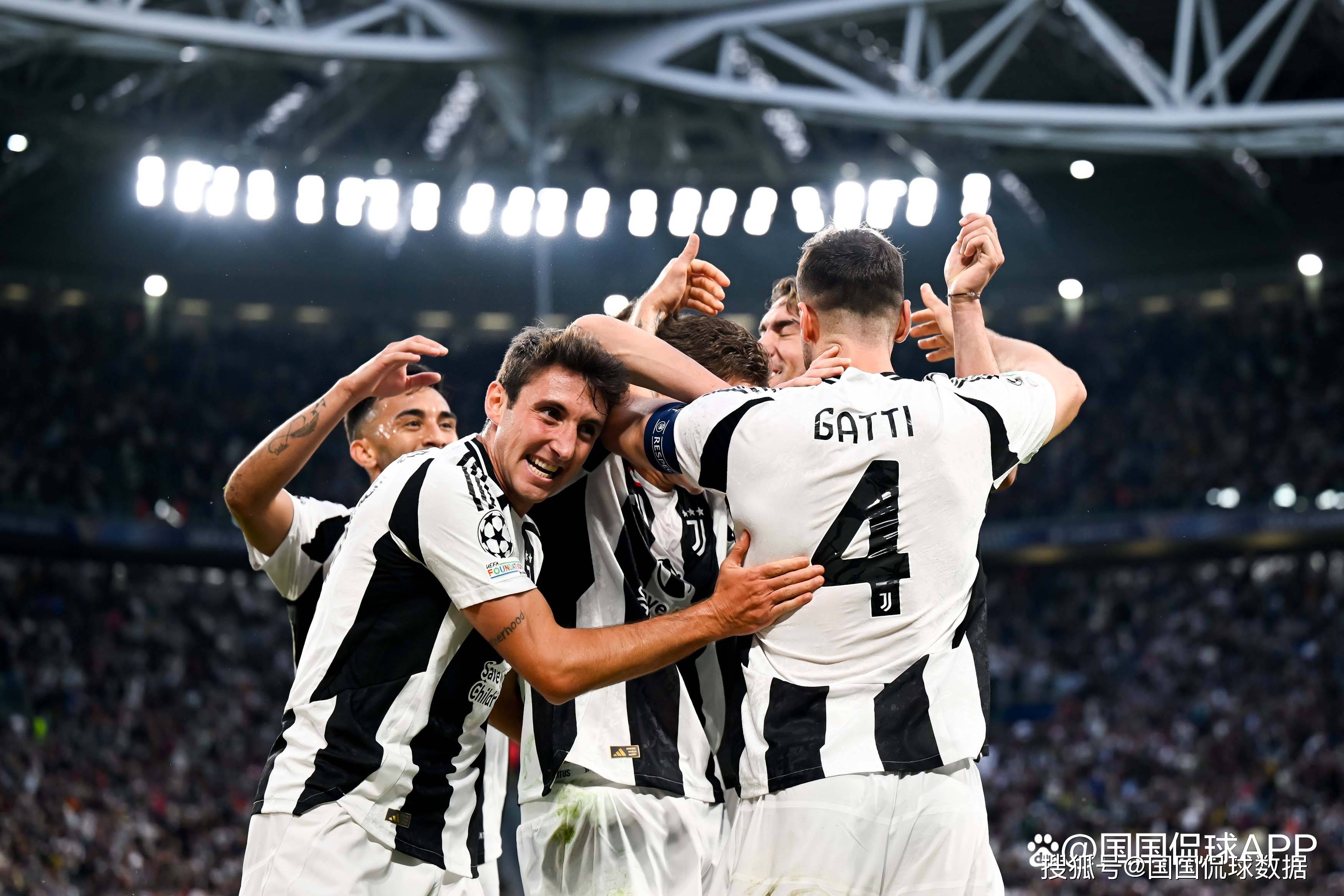 埃基蒂克助攻涉手球争议，主裁观看VAR核查